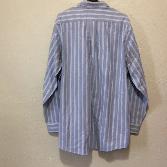 L.L. Bean wrinkle resistant button down - Picture 4 of 5